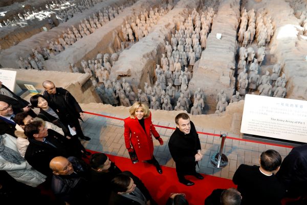  资料图片：2018年1月8日，马克龙首次访华期间参观秦始皇兵马俑。（视觉中国）