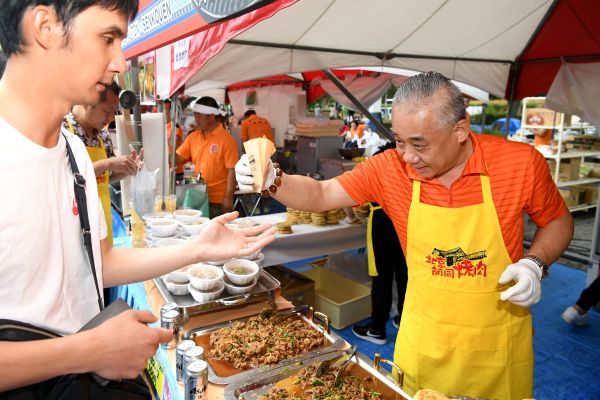  资料图：在日本东京，游客在活动中购买中国美食。（新华社 ）