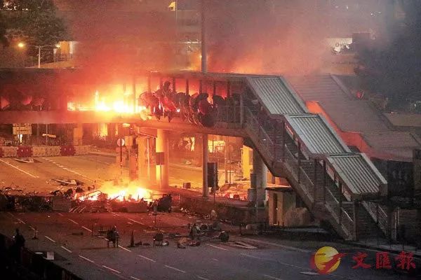 香港警察约会来网“十面埋伏” 校园暴徒“四面