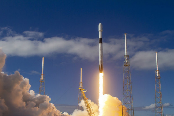 2019年11月11日,SpaceX猎鹰9号火箭从肯尼迪航天中心升空。(图源:今日俄罗斯)