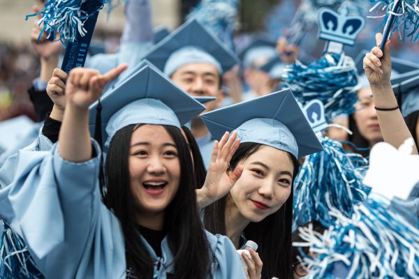 2016年5月18日,在美国纽约,几名中国留学生参加哥伦比亚大学毕业典礼。(新华社)