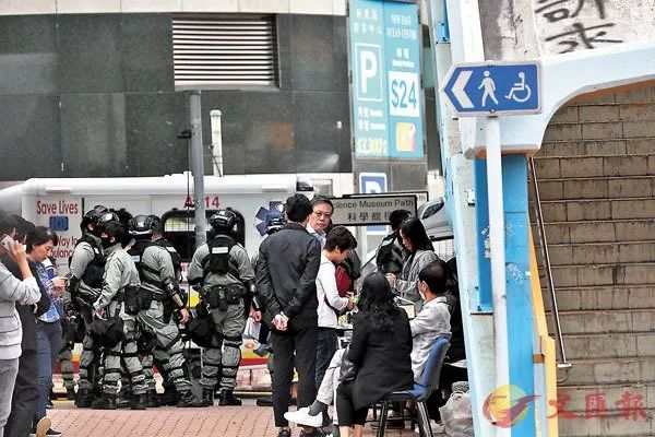 香港警察约会来网“十面埋伏” 校园暴徒“四面