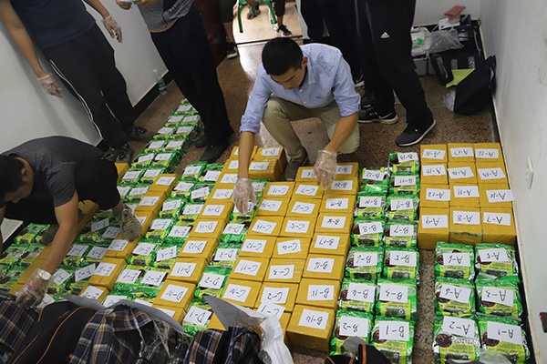 编织袋内分别包裹的117.08公斤海洛因和80.4公斤冰毒