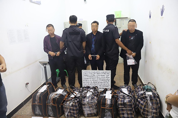 查获的7编织袋毒品和抓获的3名犯罪嫌疑人 本文图均来源:孟连警方