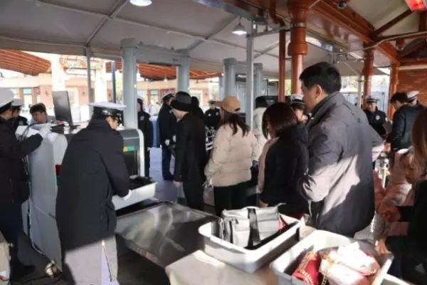 上海迪士尼安检“升级” 新增X光机以及新指示牌