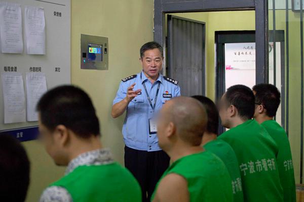  毛卓云与艾滋病在押人员进行交流。