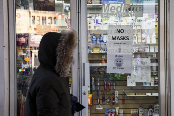 ▲3月7日,美国纽约一家药店贴出口罩售罄的告示。(新华社)