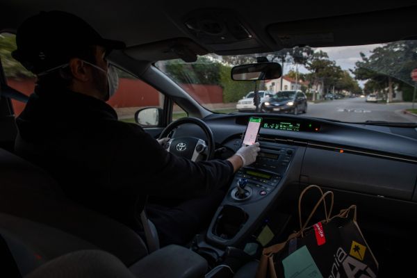  4月2日，在美国加利福尼亚州贝弗利山，一位因新冠疫情而失业的音乐家在送外卖。（新华/法新）