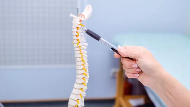 低头玩手机 = 头顶 12 大桶水!3 组动作,拯救疼