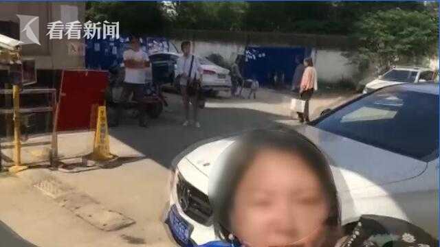 奔驰女堵小区门打保安:我市政府的 就搞你怎么