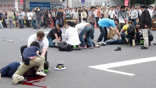 日本新干线发生一起无差别杀人案,男子为救女