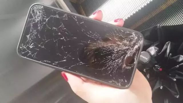 ▲小徐的手机被摔得稀碎。图源：宁波晚报。