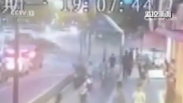 浙江杭州闹市区发生重大交通事故 目击者：天上全是碎片！
