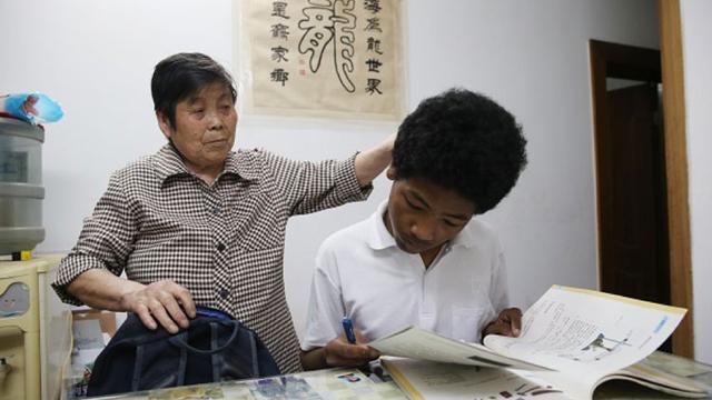 “黑小囡”去大学报到了！奶奶说出最大心愿，是什么？