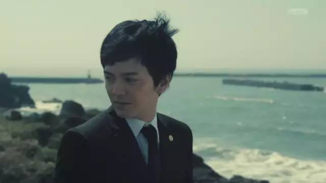 蹲过号子的婚姻欺诈师茅野明(三浦翔平 饰)。