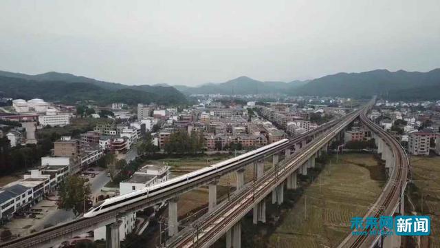 全国首座骑跨式高铁枢纽站：江西上饶站高峰期10分钟停靠13趟车
