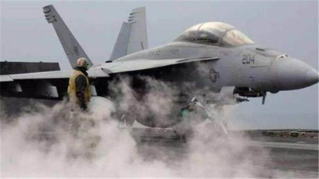 引擎故障?美国又一海军FA-18战机海上坠落!