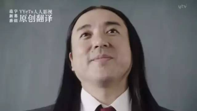 在第一天介绍转学生时就开始装傻。