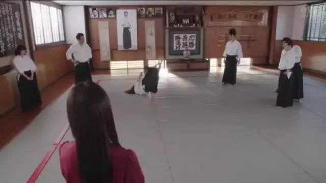 嘛总之这位先生必定会维持这个沙雕画风不息下往的……