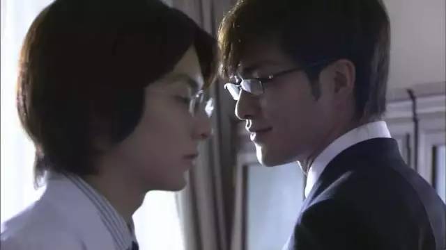 在电影《为了谁?》里和浅野忠信对戏,在戏中演过杀物化他女友的少年犯。
