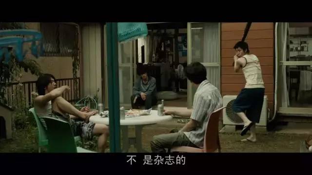 他的上司为吸引眼球,乱改他的报道,他揍了上司一顿,愤而退行。