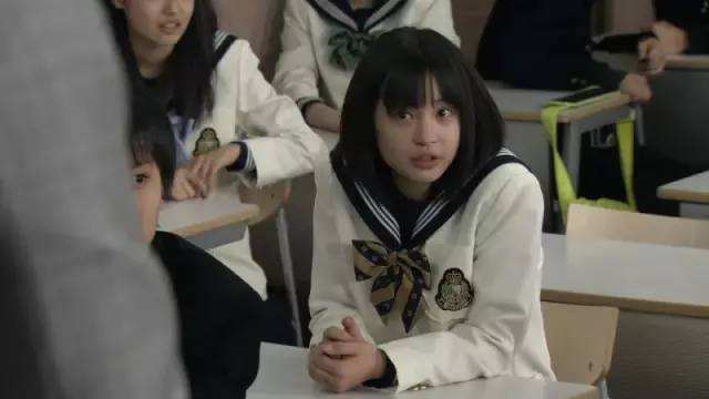 2015年的电影《海角日记》的小妹妹浅野铃,成熟懂事,开朗坚强。