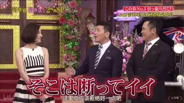 会顺着主办人的梗讲下去。