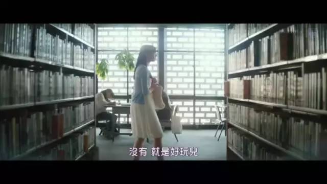 而店长也看出了少女对跑步依然有执念。