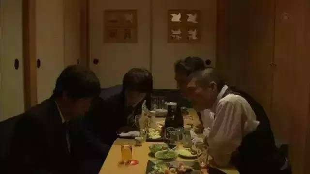 2016年他还提大梁,主演莎士比亚四大哀剧之一的《麦克白》。