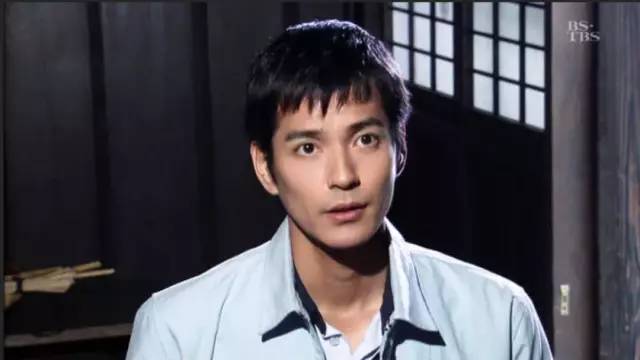 (这样子看着也不像42岁啊!)