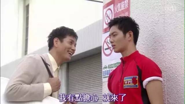 偶尔做个菜洋溢的表情也很gay里gay气~