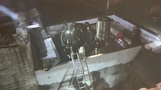 纵火男子被民警控制。陇南消防供图