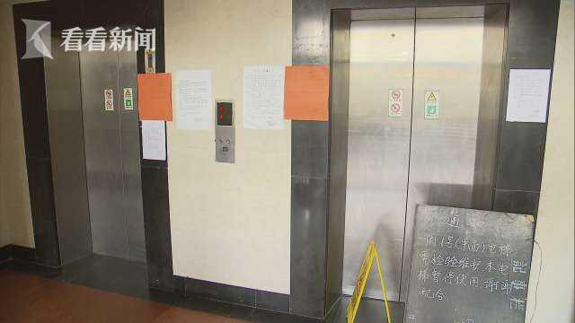 吓人!阿姨进电梯时摔跤半身在外 门还未关就开始上行