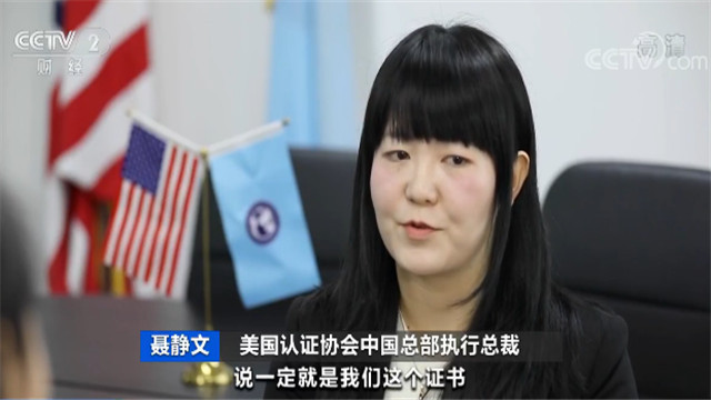 「万博app赌钱」张歆艺在线送圣诞礼物 条纹毛衣亲和力十足