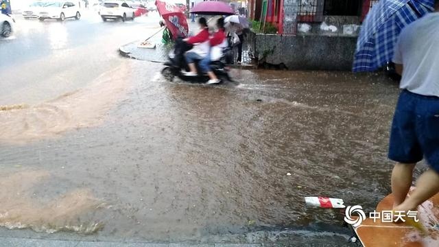 江西新余:强降雨致内涝严重山体滑坡