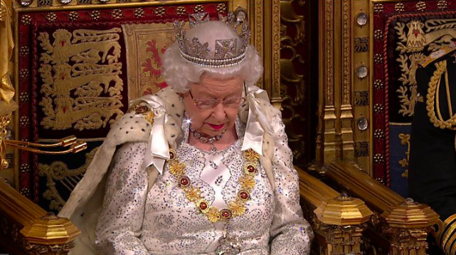 ▲英女王在议会发表演讲：政府当务之急是10月底“脱欧”。图片来源/BBC视频截图