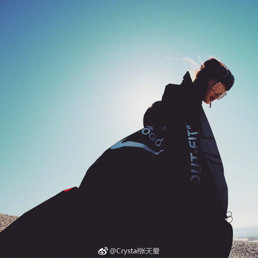 张天爱海边漫步心情好 洒脱率性享受生活