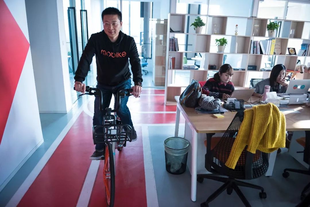 ◎ 王晓峰在摩拜的办公室里骑单车