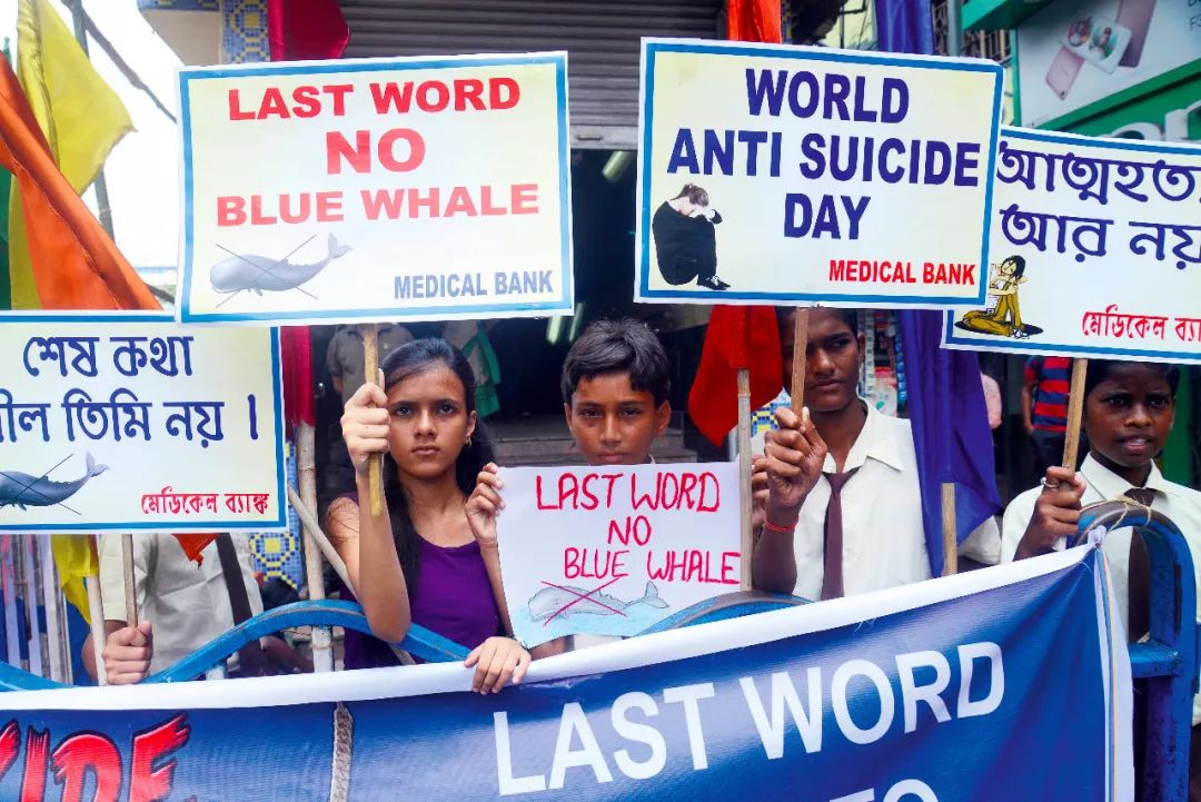  2017年9月10日，印度加尔各答的学生在世界预防自杀日当天，参加抵制“蓝鲸”死亡游戏的活动