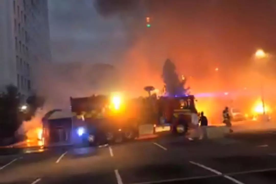 瑞典蒙面黑衣人纵火烧车 中国大使馆提醒加强