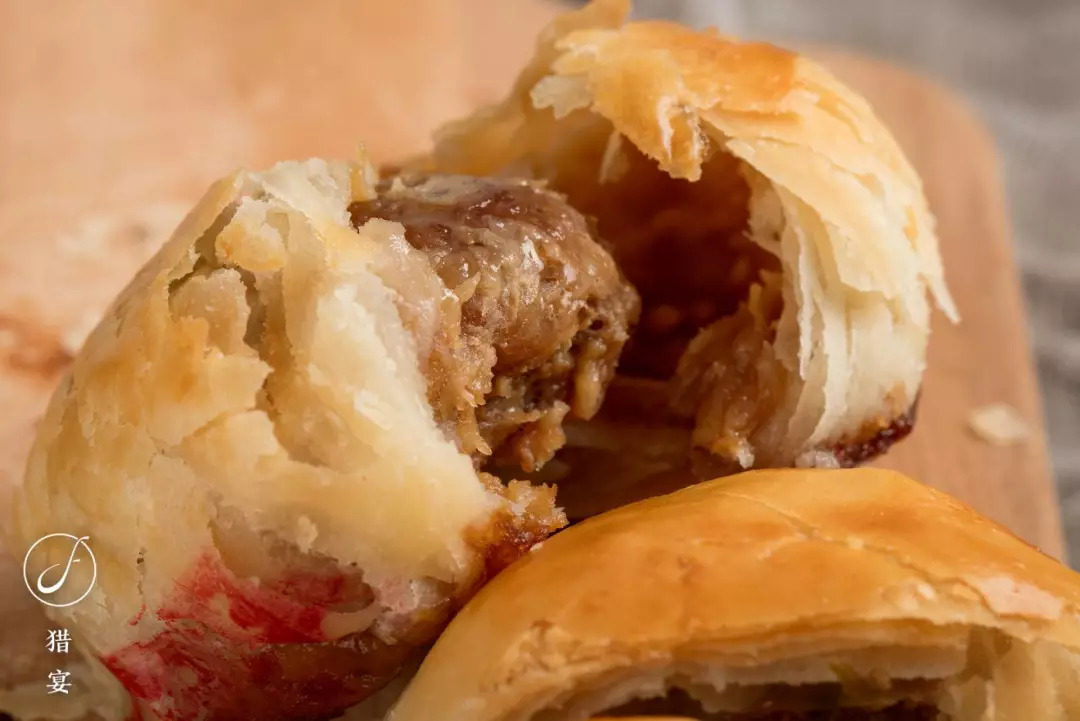 滚烫鲜香紧致弹牙的黑毛猪肉馅,才是鲜肉月饼的灵魂啊