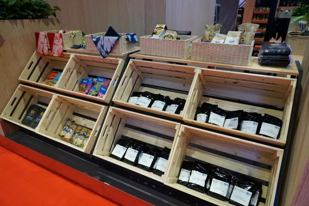 △萨尔瓦多位于中美洲北部,被称为“火山之国”,盛产咖啡、棉花、蔗糖、虾类、纺织品等。这是将在上海进博会亮相的萨尔瓦多咖啡。(央视记者沈忱拍摄)