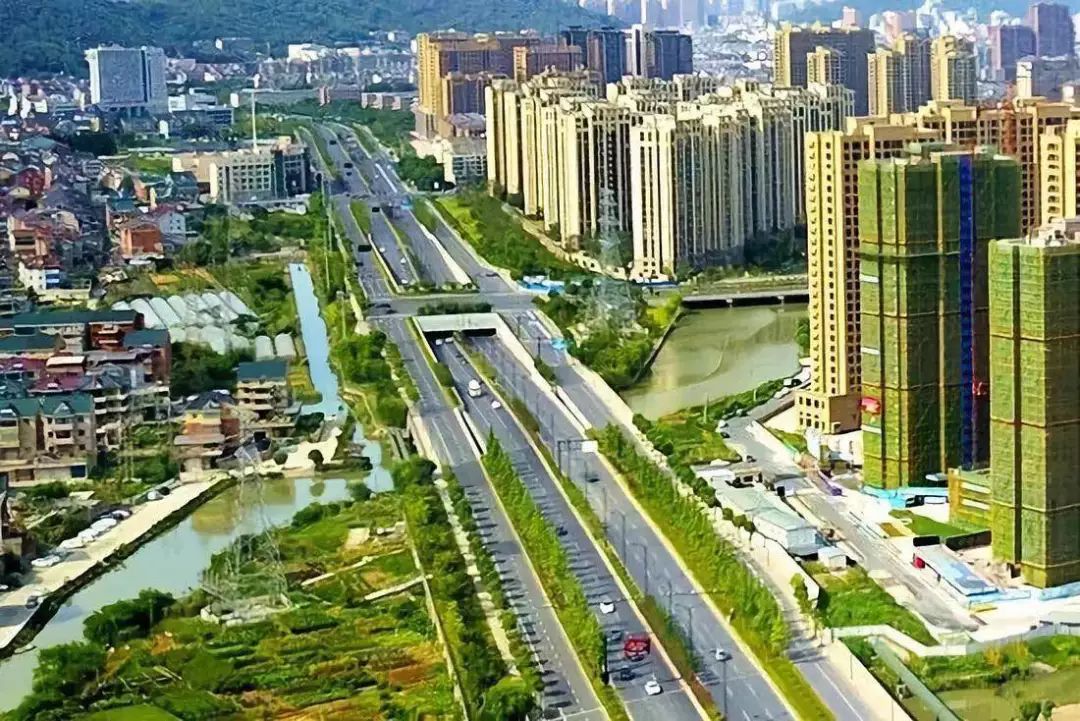 2019年东阳横店镇经济总量_浙江东阳横店镇图片(2)