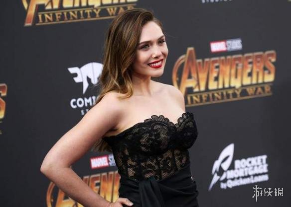 “绯红女巫”大爱深V礼服 胸前中门打开辣翻观众!