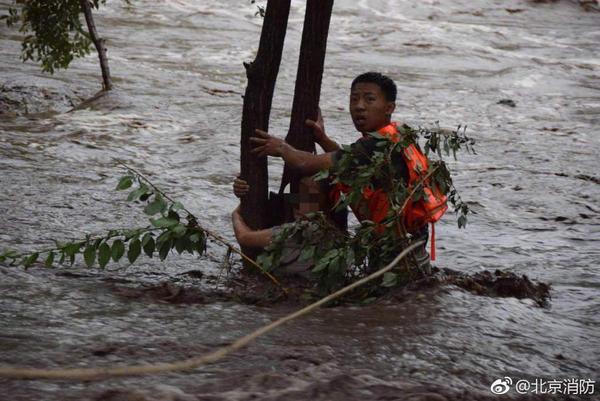 北京怀柔暴雨一女子遇险被困消防成功救援