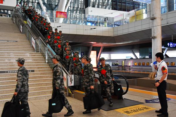 武汉车站落实 “军人依法优先” 让新兵感受到军人荣光(图5)