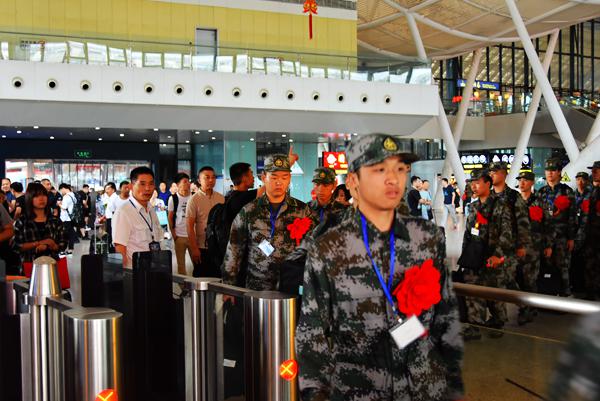 武汉车站落实 “军人依法优先” 让新兵感受到军人荣光(图3)