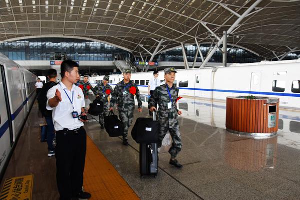 武汉车站落实 “军人依法优先” 让新兵感受到军人荣光(图2)