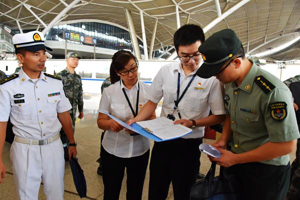 武汉车站落实 “军人依法优先” 让新兵感受到军人荣光(图1)