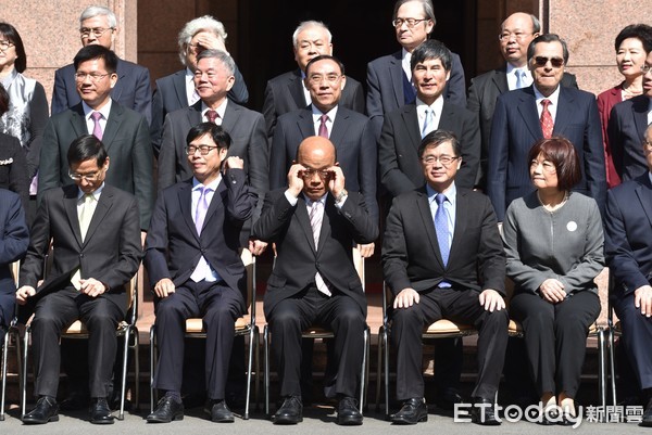 台当局新任“行政院长”苏贞昌与“阁员”在“行政院”前大合照。(图片来源:台湾“东森新闻云”)
